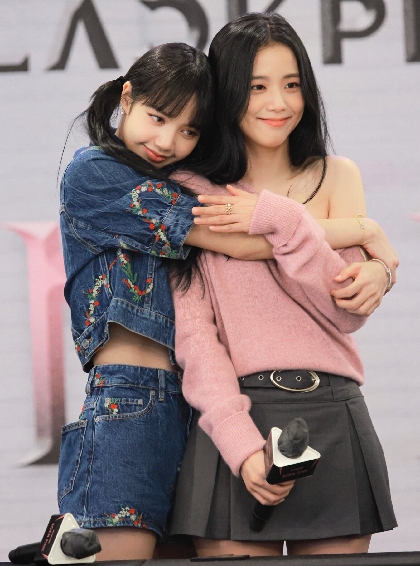 Buzzing Pop trên X: "#Jisoo and #LISA of #BLACKPINK now hold the top 2 most pre-ordered albums by female soloists in Ktown4u HISTORY (96k+ copies). https://t.co/DwFJZS20xx" / X