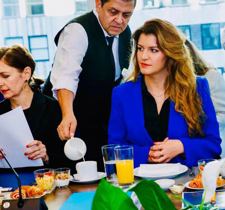 MarleneSchiappa's tweet photo. « Dire à une fille de ne pas aller sur les réseaux sociaux si elle ne veut pas être harcelée c’est comme dire à une femme de ne pas sortir dans la rue si elle ne veut pas être violée. C’est inadmissible et c’est pourquoi la France a renforcé la loi ! »@UN_Women https://t.co/Ogtc4wYITV