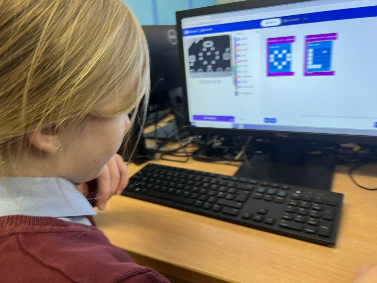 CharlesPrimary3's tweet photo. This afternoon we looked at how to create a digital image on a Microbit #StChComputing https://t.co/K6lXS2rKNt