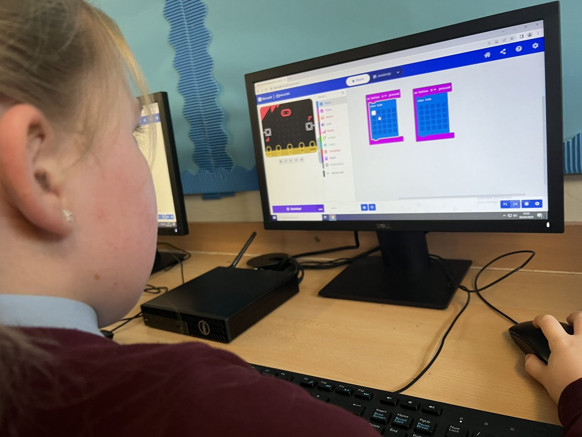 CharlesPrimary3's tweet photo. This afternoon we looked at how to create a digital image on a Microbit #StChComputing https://t.co/K6lXS2rKNt