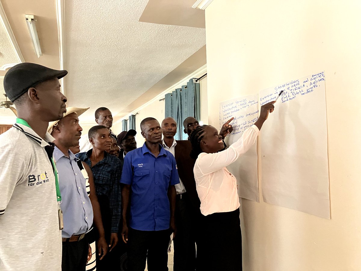 In Mutoko, today with suppport from the <a href="/PSAAlliance/">PSAAlliance</a>&amp; <a href="/zimsoff/">ZIMSOFF</a>, farmers are being trained on administering community score cards to help monitor effective public service resource management in the areas of agriculture &amp; health.