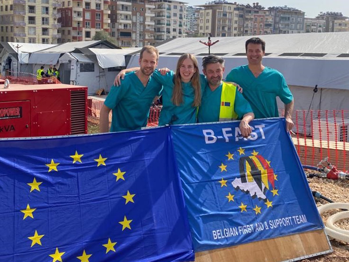 UZ Gent (@uzgent) on Twitter photo ⛑️ Na de ramp in #Turkije en #Syrië, trokken 8 medewerkers samen met het medische noodteam van #BFAST naar het getroffen gebied. In het Belgische veldhospitaal in #Kirikha gingen teams van experten uit verschillende disciplines aan de slag. 👏 Straf werk! <a href="/BelgiumMFA/">🇧🇪 Belgium MFA</a> ⛑️ Na de ramp in #Turkije en #Syrië, trokken 8 medewerkers samen met het medische noodteam van #BFAST naar het getroffen gebied. In het Belgische veldhospitaal in #Kirikha gingen teams van experten uit verschillende disciplines aan de slag. 👏 Straf werk! <a href="/BelgiumMFA/">🇧🇪 Belgium MFA</a>