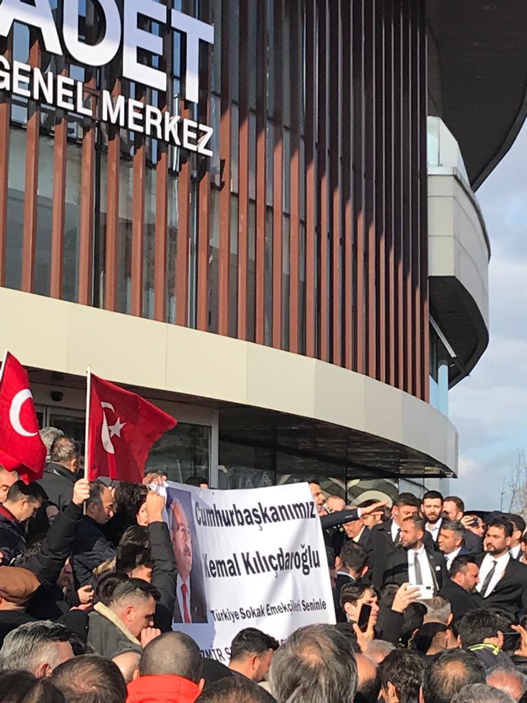ZİNDAN İKİ HECE MEHMEDİM LAFTA, BABA KATİLİYLE BABAN BİR SAFTA.

Rahmetli Erbakan’ın kemikleri sızlıyor..

Namussuz Siyaset