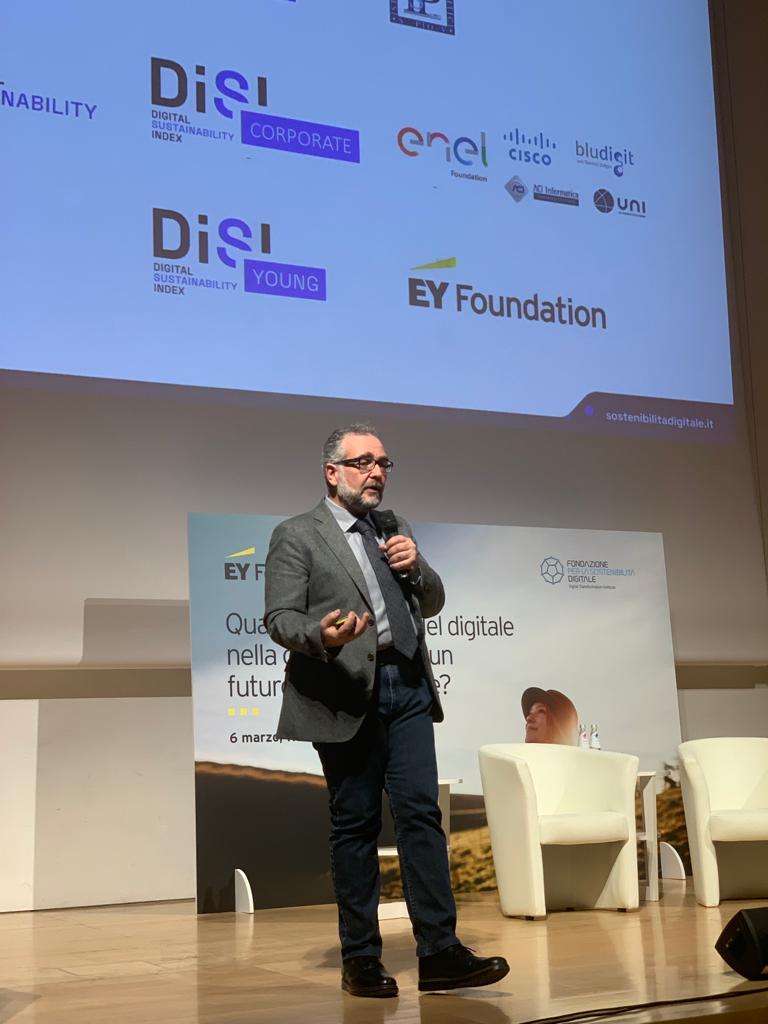 Il presidente <a href="/stefanoepifani/">Stefano Epifani</a> presenta il nuovo indice della Fondazione, il "Digital Sustainability Index (#DiSI) Young”, sviluppato sui dati della ricerca “La Sostenibilità Digitale per i giovani" realizzata in collaborazione con la #EYFoundation.

#DiSIYoung