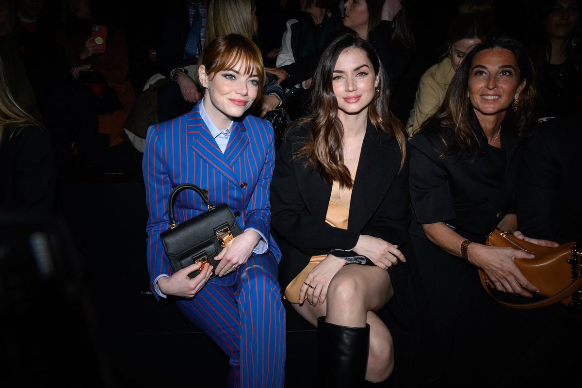 Queria ser um mosquitinho pra ouvir essa conversa… 🫣📸 — Ana de Armas e Emma Stone no desfile da Louis Vuitton hoje, 06.