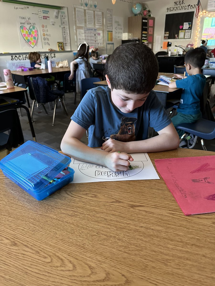 Pennington1st's tweet photo. First grade loves conquering their goals and getting to create their writing crown! We look at our published writing at the end of every unit and set goals on what we can get better at! ✏️ 📝 #vaughnspringtraining  @VaughnElemFISD @laurentmonk https://t.co/0PzdHri55Z