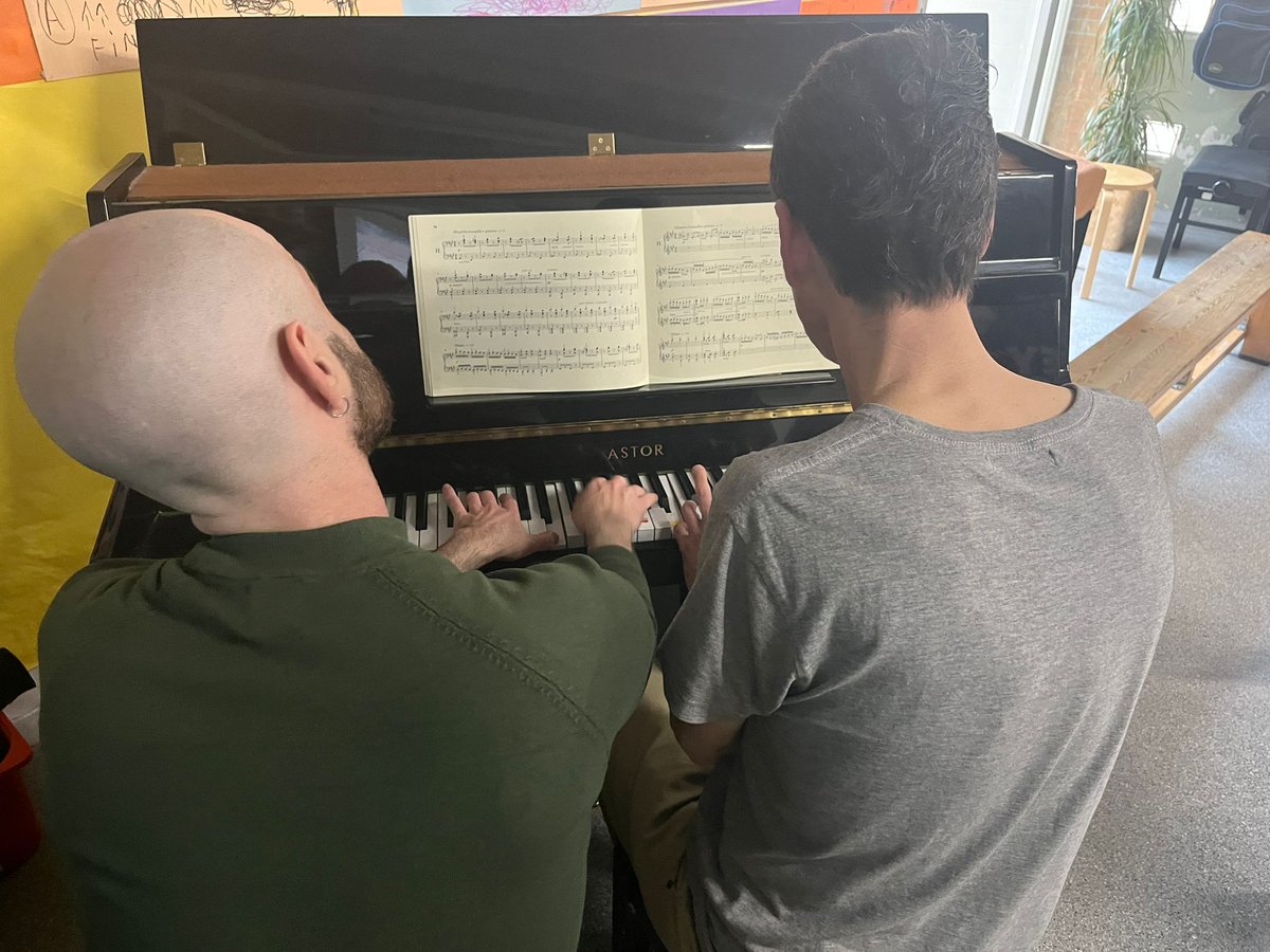 Avui han vingut de l’escola Municipal Maria Victòria dels Àngels de Sant Cugat a fer-nos una activitat musical a 4t. Que bé ens ho hem passat 🎹🎵👏🏽 

#música #escolacollserola #expressiócorporal #piano #art #aprenemfent #santcugat #children