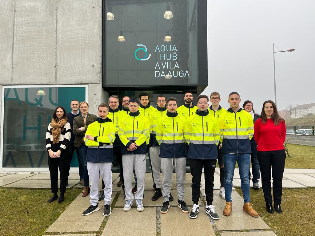 veolia_galicia's tweet photo. Primeiro día superado! ✅ O alumnado da #FPDual da Auga comeza esta semana coa realización das prácticas en #Viaqua. Hoxe fixeron a #formación en #PRL e recibiron a visita do noso director, @ijvicente. Estes días irán incorporándose aos seus novos postos. Moita sorte! 👷👏 https://t.co/PLbW0vR5w0