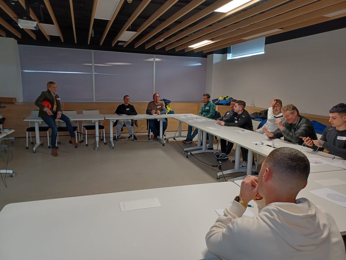 Primeiro día superado! ✅ O alumnado da #FPDual da Auga comeza esta semana coa realización das prácticas en #Viaqua. Hoxe fixeron a #formación en #PRL e recibiron a visita do noso director, <a href="/ijvicente/">Iván José Vicente</a>. Estes días irán incorporándose aos seus novos postos. Moita sorte! 👷👏