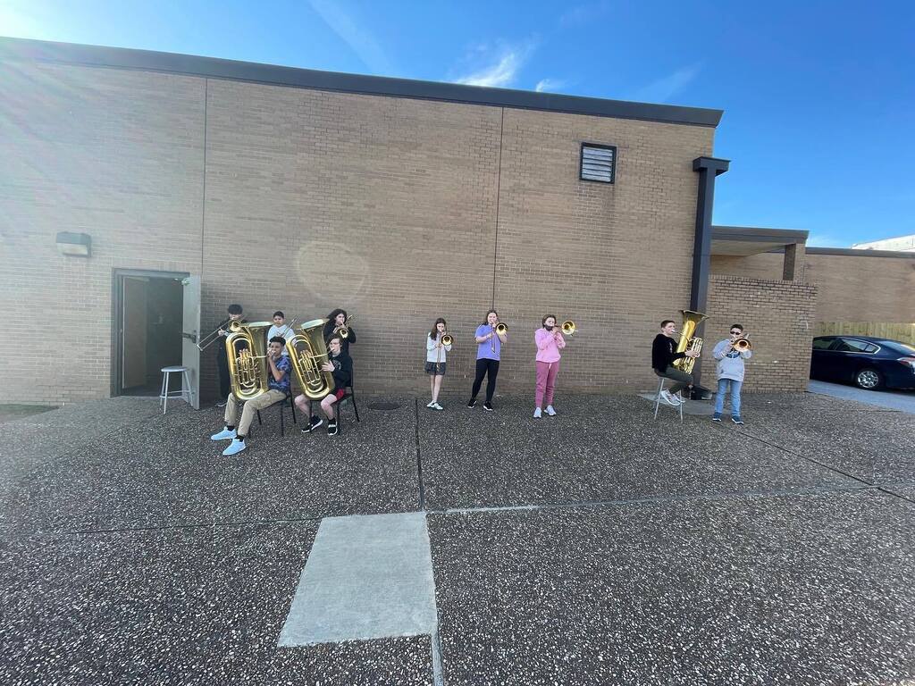 Taking advantage of this beautiful weather to do stretching, breathing and warmup outside! instagr.am/p/Cpc5vCfuTqO/