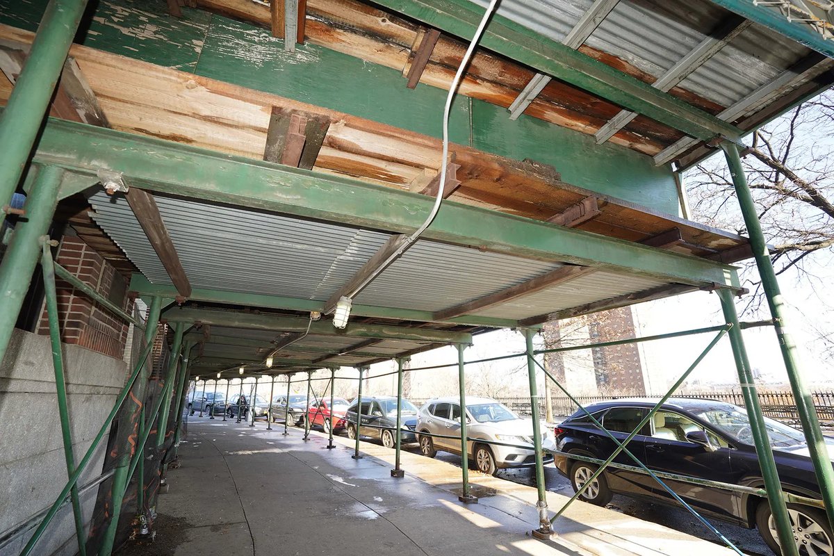 Recognize scenes like these? If you live in NYC you do. Scaffolding in NYC is a good idea run amok. In Manhattan alone there are 4k+ of these sidewalk sheds. Some have been up for years, creating a blight in many neighborhoods. Today we're releasing a plan to rein this in.🧵