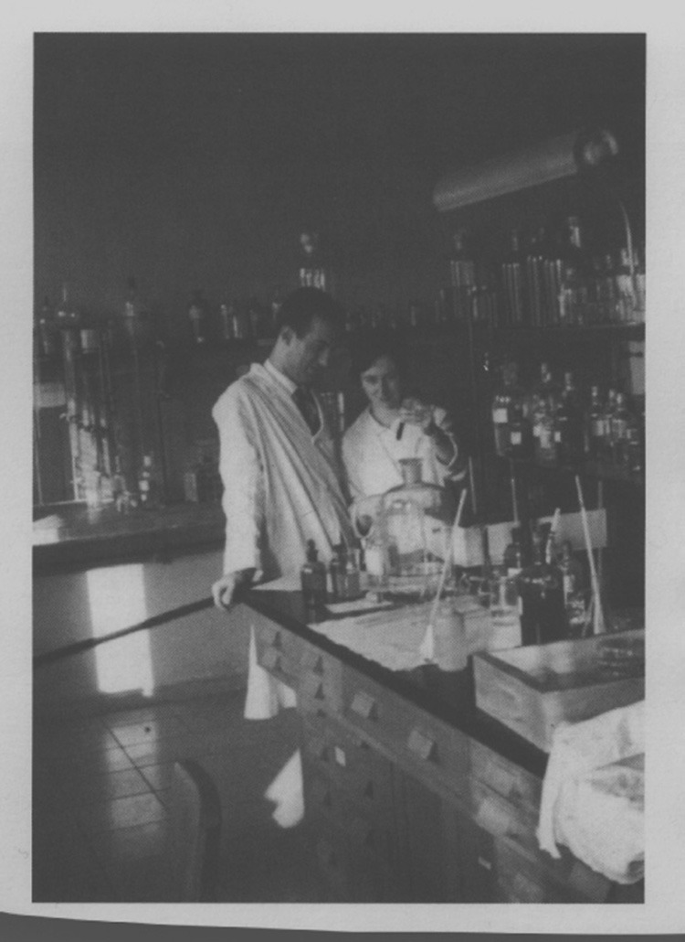 SalasM_alterego's tweet photo. Mirar que chavalada. Eladio y yo en el laboratorio durante nuestra época predoctoral en el año 1962. https://t.co/SQtIYrjZMS