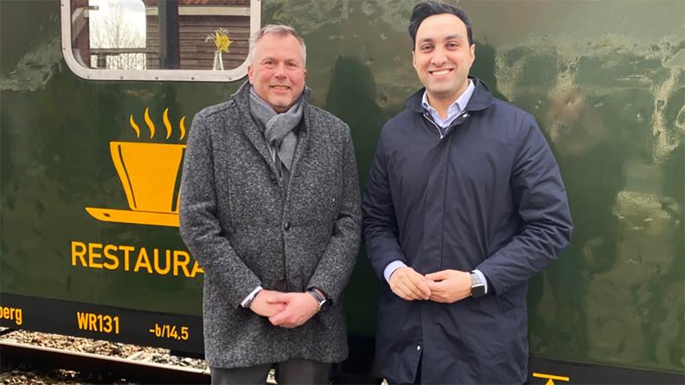 𝟐𝐝𝐞 𝐤𝐚𝐦𝐞𝐫𝐥𝐢𝐝 𝐌𝐢𝐧𝐡𝐚𝐬 𝐩𝐥𝐞𝐢𝐭𝐛𝐞𝐳𝐨𝐫𝐠𝐞𝐫 𝐍𝐞𝐝𝐞𝐫𝐬𝐚𝐤𝐬𝐞𝐧𝐥𝐢𝐣𝐧
Tweede Kamerlid @Minhas_Fahid (VVD), een warm pleitbezorger van de verbinding Enschede-Groningen op bezoek bij de #nedersaksenlijn ! 
Veel belangstelling/bezoek van parlementariërs!