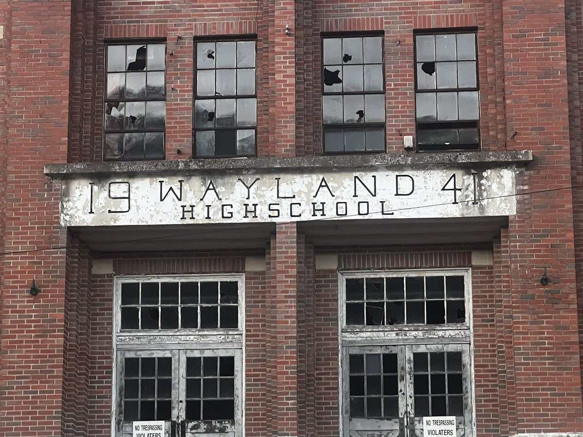 THMills's tweet photo. History happens when you do your daily best, when excellence is your personal trait, that is your standard. Recognition happens when others know there is something extraordinary about you. #khsaa #mrbasketball #history If you want to believe, visit Wayland, Ky. #ManInTheGlass https://t.co/elU7YunwtO