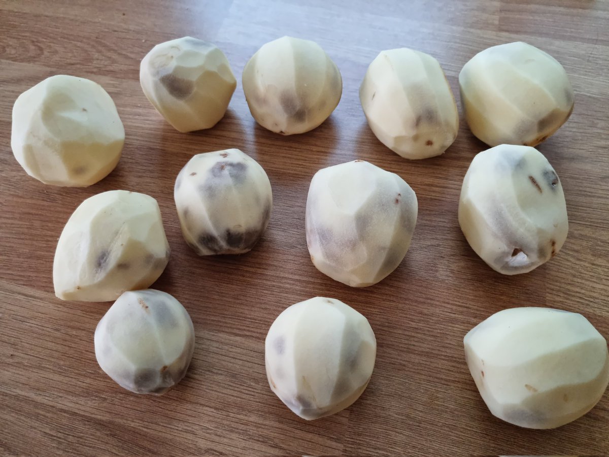 TracyMondayMCIM's tweet photo. 1 peeled bag of @aldi potatoes. last week wasn't just bad luck, but the quality is just so poor! Will be half a bag once I cut away all the rotten bits. https://t.co/aLXEVqQCH7