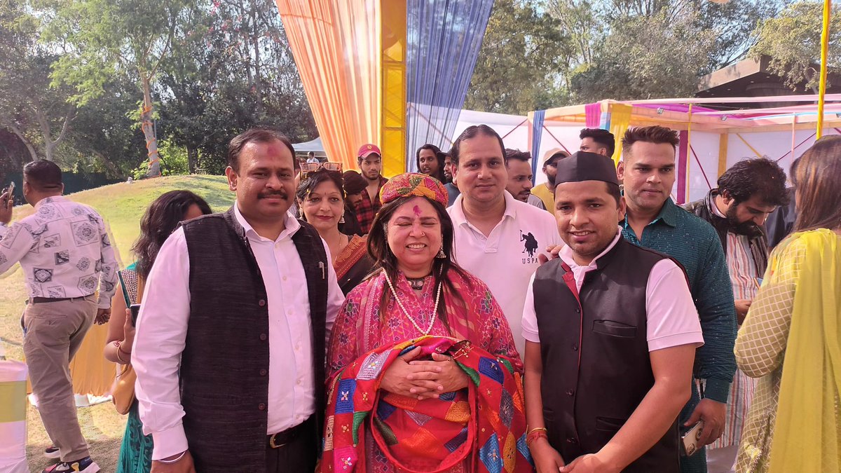 dinesh_joshi99's tweet image. केंद्रीय मंत्री एवं नई दिल्ली से सांसद श्रीमती @M_Lekhi जी द्वारा आयोजित होली मिलन समारोह में सम्मिलित हुआ!

सभी को होली की अग्रिम बधाई एवं शुभकामनाएं दीं।