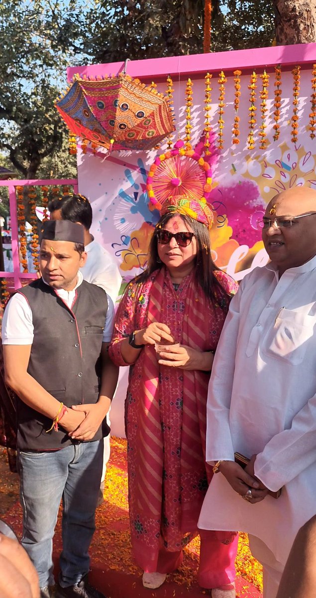 dinesh_joshi99's tweet image. केंद्रीय मंत्री एवं नई दिल्ली से सांसद श्रीमती @M_Lekhi जी द्वारा आयोजित होली मिलन समारोह में सम्मिलित हुआ!

सभी को होली की अग्रिम बधाई एवं शुभकामनाएं दीं।