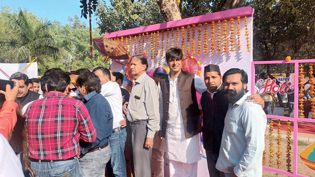 dinesh_joshi99's tweet image. केंद्रीय मंत्री एवं नई दिल्ली से सांसद श्रीमती @M_Lekhi जी द्वारा आयोजित होली मिलन समारोह में सम्मिलित हुआ!

सभी को होली की अग्रिम बधाई एवं शुभकामनाएं दीं।