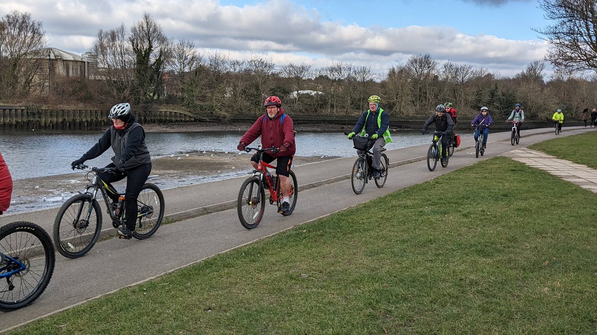 montysbikehub's tweet image. Great adult #socialride last week down to @sustrans #ncn23 Riverside park/board walk/ @SouthamptonFC then had a nice coffee in @cafe_thrive and back over the #itchenbridge. Was the first time many of our riders had ridden into town &amp;amp; over the bridge! They did great! #togetherfund