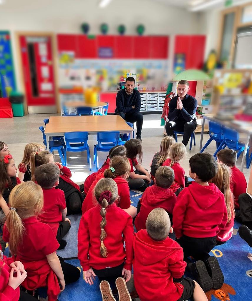 2BEnterprising's tweet photo. Diwrnod gwych yn @ParcyTywyn gyda @CyfleBuilding. Yn y sesiwn yma, buom yn ymarfer sgiliau rhwydweithio drwy ddysgu sut i gyflwyno ein hunain yn hyderus ac amlygu sgiliau rydyn ni'n eu gwneud yn dda! 💛

#2BEnterprising #NetworkingActivity #SchoolVisit #Businesspartner https://t.co/ljmNxixnyo
