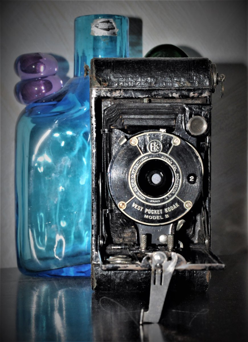 ttvehkalahti's tweet image. #kamera VestaPocket Kodak model B4 × 6,5 cm:n valotus 127 filmille Sitä valmistettiin vuosina 1925-1934 Tuon aikauden taskukamera. Taus #Nuutajärvi pullo #Pampula, signeerattu, suunnittelija: Oiva Toikka.Valmistettu: 1970-1972 #kodak #filmi #negatiivi #Pampulapullo #suomi #design