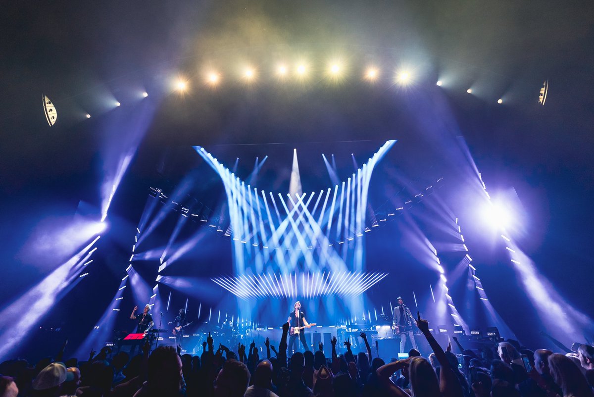 KeithUrban's tweet photo. OPENING WEEKEND ☑️ we’re back for more on Wednesday, Vegas !!! ⚡️

🎫: https://t.co/E4PaHvwyzr https://t.co/n79LXVwskX