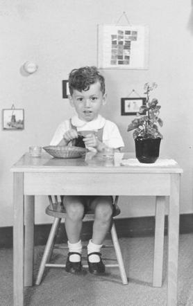 6 March 1939 | A Dutch Jewish boy, Willem Philip van Naarden, was born in Amsterdam.

In March 1944 he was deported to #Auschwitz and murdered in a gas chamber after selection.