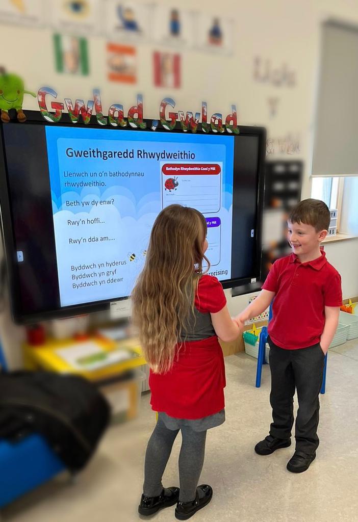 2BEnterprising's tweet photo. Fantastic day at @ParcyTywyn with @CyfleBuilding. In this session we practiced networking skills by learning how to confidently introduce ourselves and highlight skills we do well! 💛

#2BEnterprising #NetworkingActivity #SchoolVisit #Businesspartner #SchoolActivity #Teaching https://t.co/QzPdwHrtrq