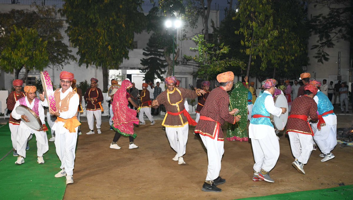 मुख्यमंत्री निवास पर होली पूजन कर प्रदेशवासियों की खुशहाली एवं समृद्धि की कामना की। निवास स्थित श्री राज राजेश्वरी मंदिर में पत्नी श्रीमती सुनीता गहलोत के साथ सपरिवार आरती कर होली पूजन किया। उसके बाद मंत्रोच्चार के बीच होलिका दहन किया।