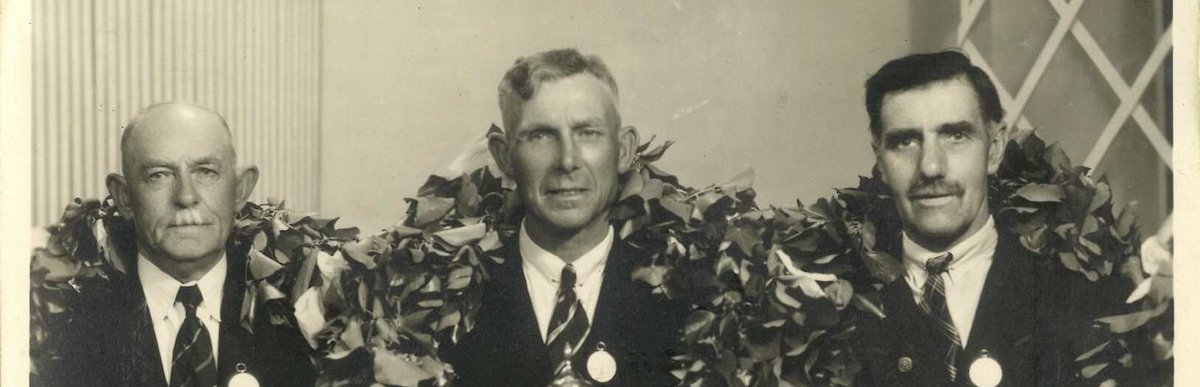 Klaas de Jager - lanenkaatsen.nl/?p=2291 - 
In deze rubriek willen we bijzondere kaatsers in het licht zetten, die op hun eigen manier het Lanenkaatsen kleur geven of hebben gegeven door hun prestaties, persoonlijkheid of opvallende manier van kaatsen. Het Lanenkaatsen kan put...