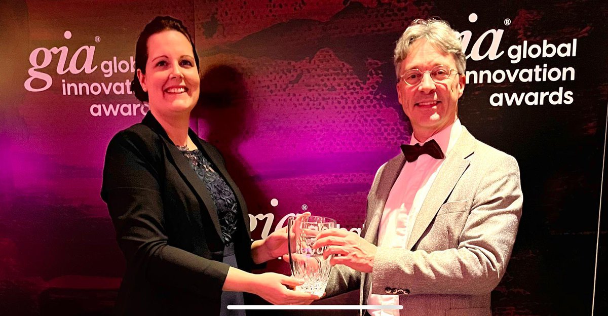 Bij het jaarlijkse IHA-gala te Chicago is Warenhuis Vanderveen Assen met 25 collega-retailers van over de hele wereld in het zonnetje gezet. Op de foto nemen Marijn en Nico de ‘GIA Retail Excellence Award NL’ in ontvangst. 
<a href="/TIH_Show/">The Inspired Home Show</a> 
#TIHS23 #warenhuisvanderveen