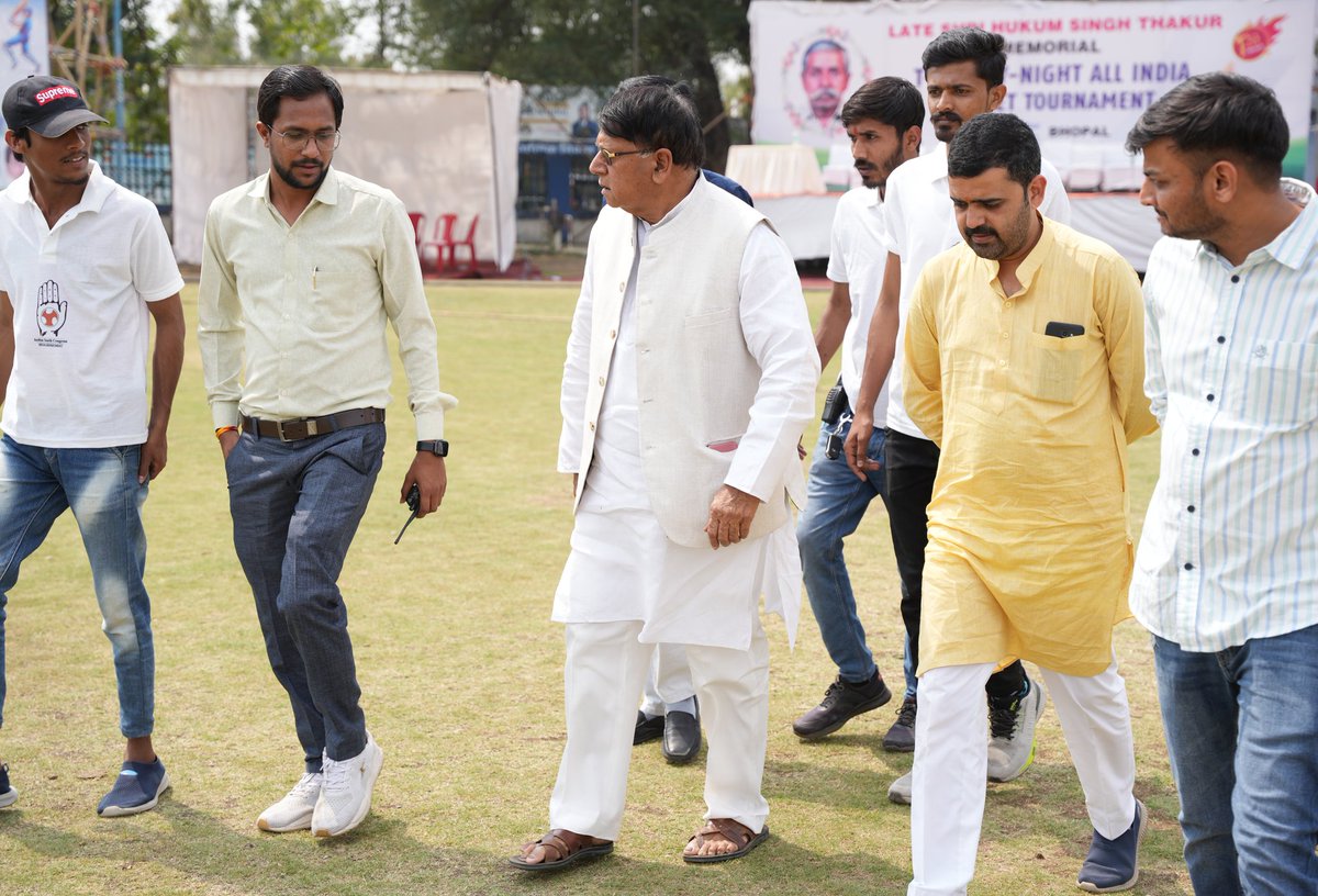 Ravi_NSUI_Mp's tweet photo. "युवा कप"

भोपाल - ओल्ड कैंपियन ग्राउंड में मप्र युवा कांग्रेस मीडिया विभाग के अध्यक्ष श्री @VTripathiINC जी द्वारा आयोजित "युवा कप" क्रिकेट टूर्नामेंट के दूसरे दिन मप्र शासन के पूर्व केबिनेट मंत्री आदरणीय श्री @pcsharmainc जी ने उपस्थित होकर खिलाड़ियों का उत्साहवर्धन किया ।। https://t.co/xzbqGYtbOJ