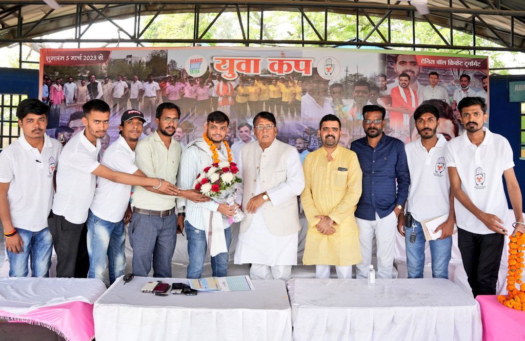 Ravi_NSUI_Mp's tweet photo. "युवा कप"

भोपाल - ओल्ड कैंपियन ग्राउंड में मप्र युवा कांग्रेस मीडिया विभाग के अध्यक्ष श्री @VTripathiINC जी द्वारा आयोजित "युवा कप" क्रिकेट टूर्नामेंट के दूसरे दिन मप्र शासन के पूर्व केबिनेट मंत्री आदरणीय श्री @pcsharmainc जी ने उपस्थित होकर खिलाड़ियों का उत्साहवर्धन किया ।। https://t.co/xzbqGYtbOJ