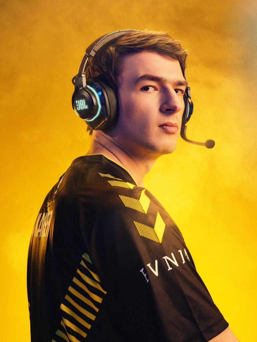 Our two favourite types of supports 💛 JBL Quantum 810 Wireless & @KaiserLoL