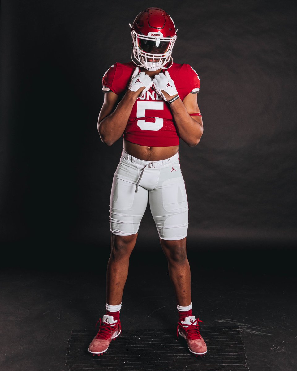 NwaneriWilliams's tweet photo. BOOMER? @MiguelChavis65 @OU_Football #BOOMER #Sooners #OUDNA #24k https://t.co/uNEtEyIqAX