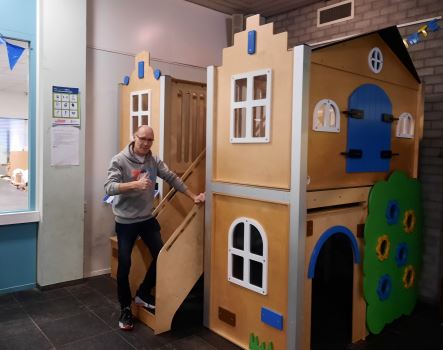 Soms heb je een speelhuisje over. Deze heeft #Kwadraad geschonken aan de Oekraïne opvanglocatie. 
Mogelijk door:
-  Syrische vrijwilligers Bouwteam!
- #GemeenteGouda's soepele coördinatie!
- Collega Julie met een goed idee!
Privacy: 20 joelende kinderen even erbij fantaseren!