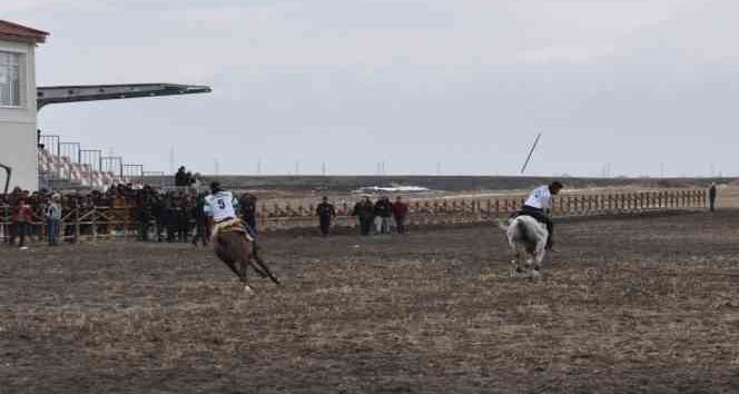 #Selim'de #depremzede'ler için #atyarışı ve #cirit müsabakası düzenlendi. Organizasyonda elde edilen gelirler afetzedelere gönderilecek.