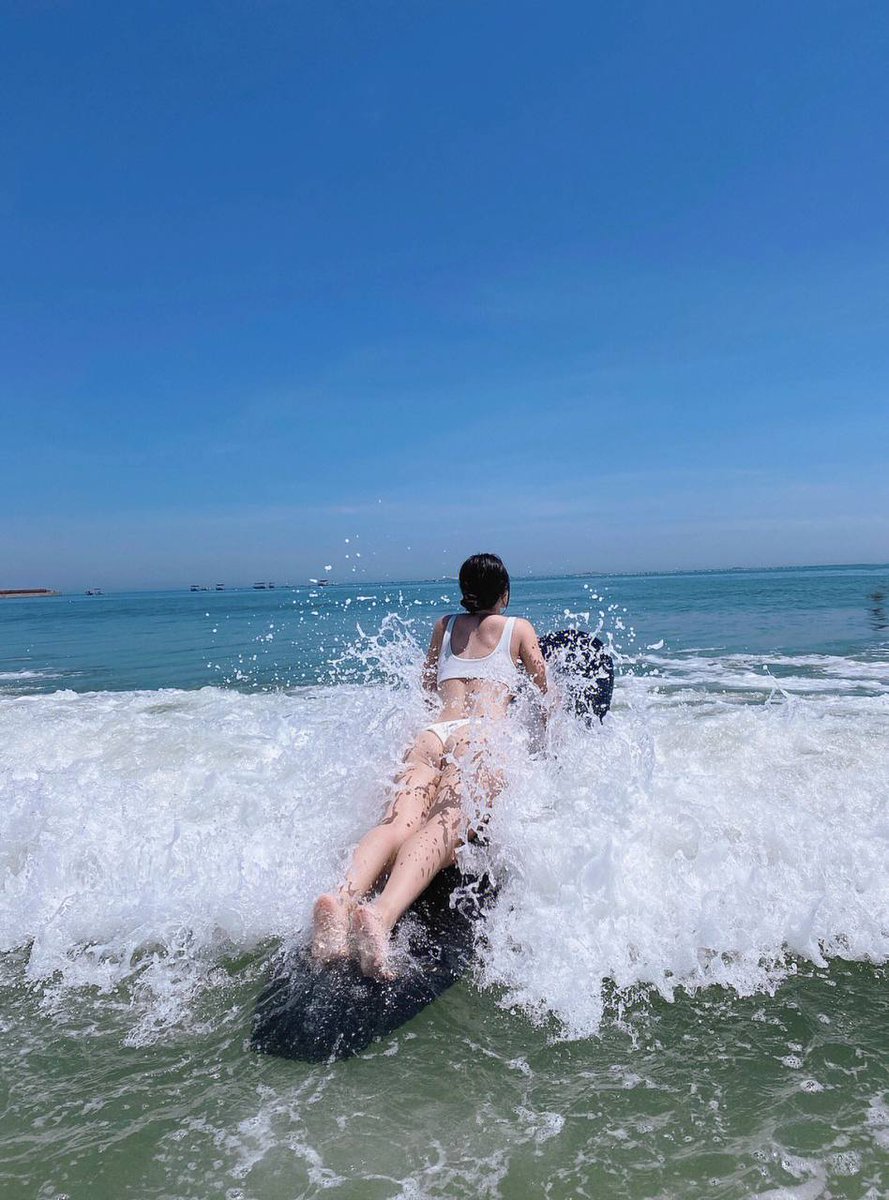 Riding the waves in Miami Beach! 🌊🏄‍♀️
Sun, sand, and surf - what more could a girl ask for?

#MiamiBeach #FriendsWithBenefit #FloridaGirl