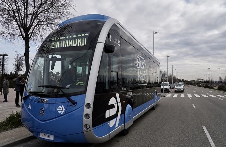 MADRID's tweet photo. 📢El primer bus 🚍 rápido cero emisiones llega a #Madrid a partir de mayo.

✅Este vehículo moderno y minimalista conectará #Sanchinarro con el #HospitalRamónyCajal a través de una plataforma segregada de circulación en 30 minutos. 

👉https://t.co/5NG58gqJz0 https://t.co/9YFlS58HPp