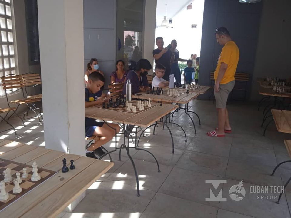 makercitos's tweet photo. #fb
https://t.co/biymVciLai
GM Marian Petrov in #Cuba

Simultánea de #Ajedrez del 3 demarzo el  #habana
---
Simultaneous chess games in #havana

FIDE - International Chess Federation
Federación Cubana de Ajedrez por Correspondencia ICCF
Feder... https://t.co/MViUF3WEN1