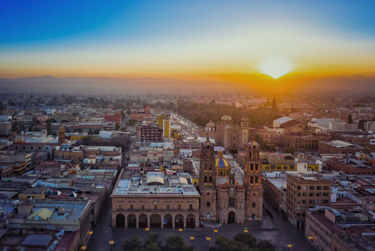ElDronRamonSLP's tweet photo. ¡Un amanecer espectacular en San Luis Potosí! Disfruta la majestuosa catedral y el palacio municipal bañados por los primeros rayos . #SanLuisPotosí #Mexico #Amanecer #Catedral #PalacioMunicipal #slp #mavicpro2 https://t.co/nZtrhN7gJ7
