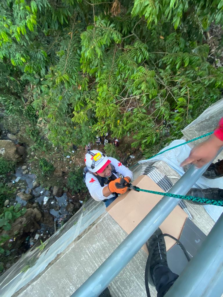 CruzRojaGT_'s tweet photo. #Capacitación 🚑 #CruzRojaGT, durante el fin de semana, capacitó a Voluntarios y Voluntarias en Rescate Vertical en El Palmar, Quetzaltenango, como parte de los preparativos previos a la Semana Mayor 2023. https://t.co/tkCksova17