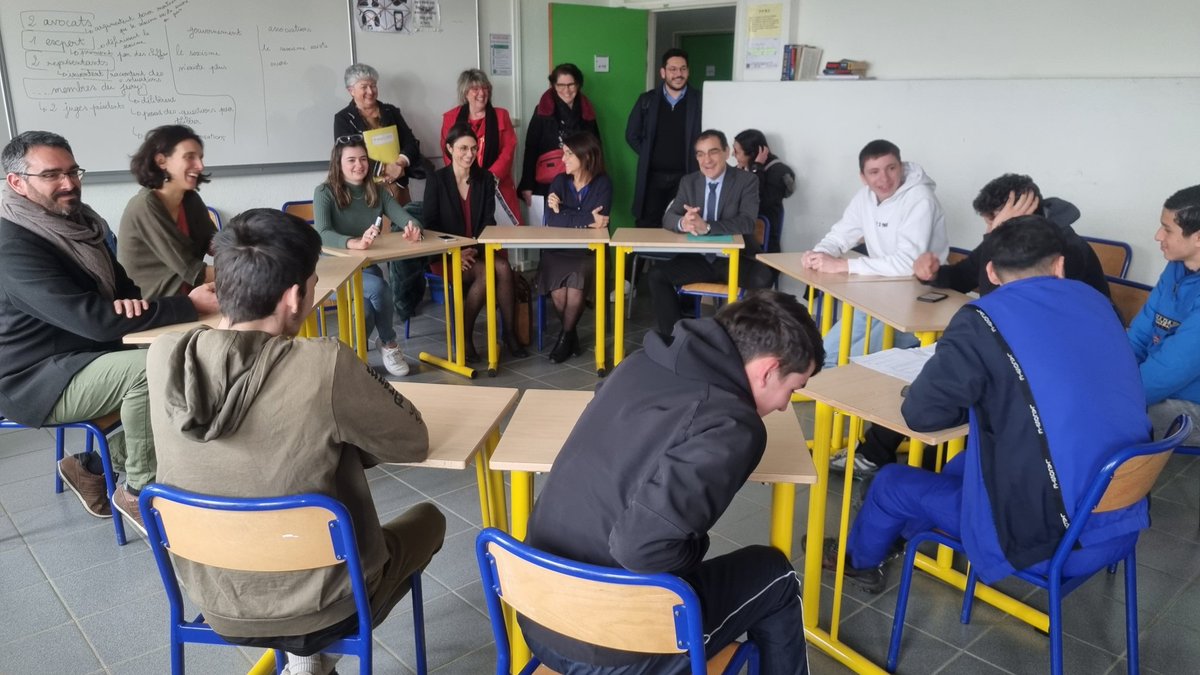 DSDEN82's tweet photo. Lancement de la semaine #égalité fille/garçon au @LyceeBourdelle en présence de M. le Dasen et Mme la directrice de cabinet de @Prefet_82 : sensibilisation de nos jeunes sur les conduites à risques à travers des espaces de débats.🙏 aux partenaires pour cette  initiative @DSDEN82 https://t.co/Ki54iuqzxo