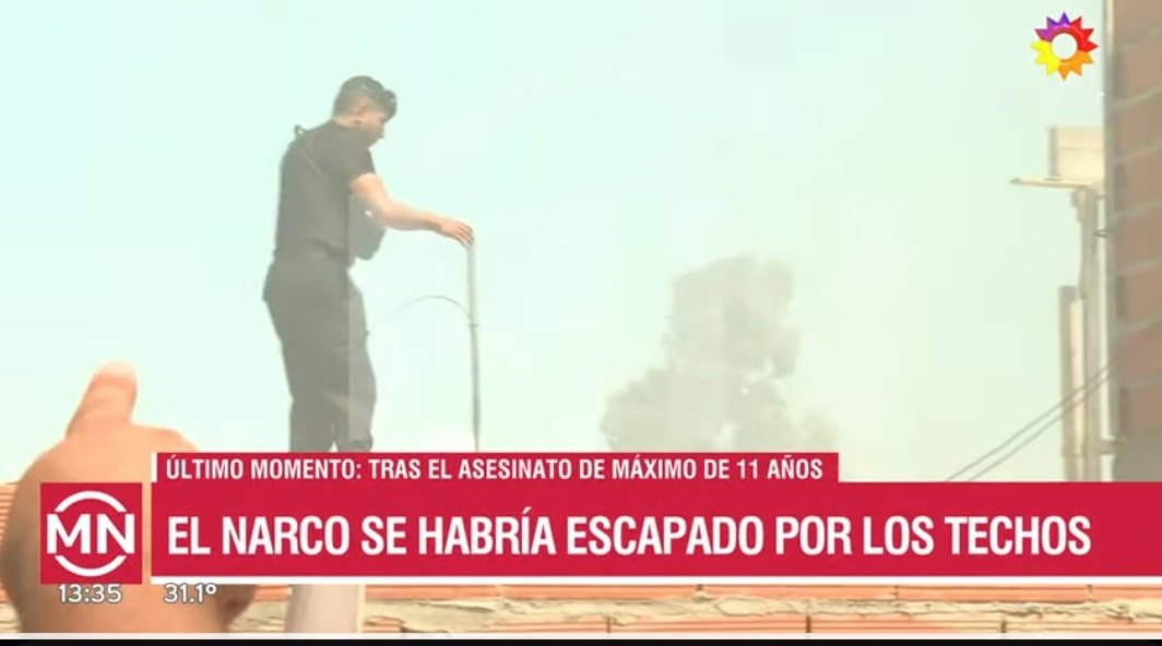 En rosario salieron a linchar un bunker de droga
El narco a los tiros,los vecinos con piedras y la policía persigioendolo por los techos
El verdadero cine nacional 🚬