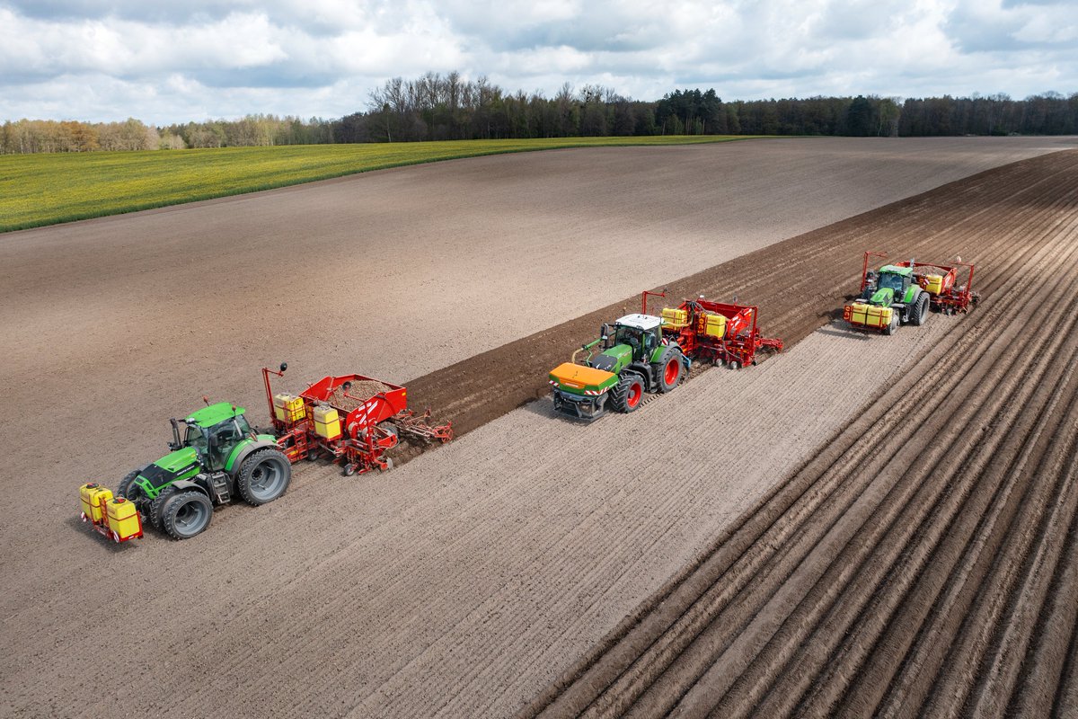 GRIMMEGroup's tweet photo. #PotatoMonday  
Potato planting XXL - 24 rows at once 🥵💪
These pictures were taken during our #RowShow2021 in Germany. We look forward to seeing some nice machines in the field again this year.
#GRIMME #planting #potatoes https://t.co/2EqVggst5m