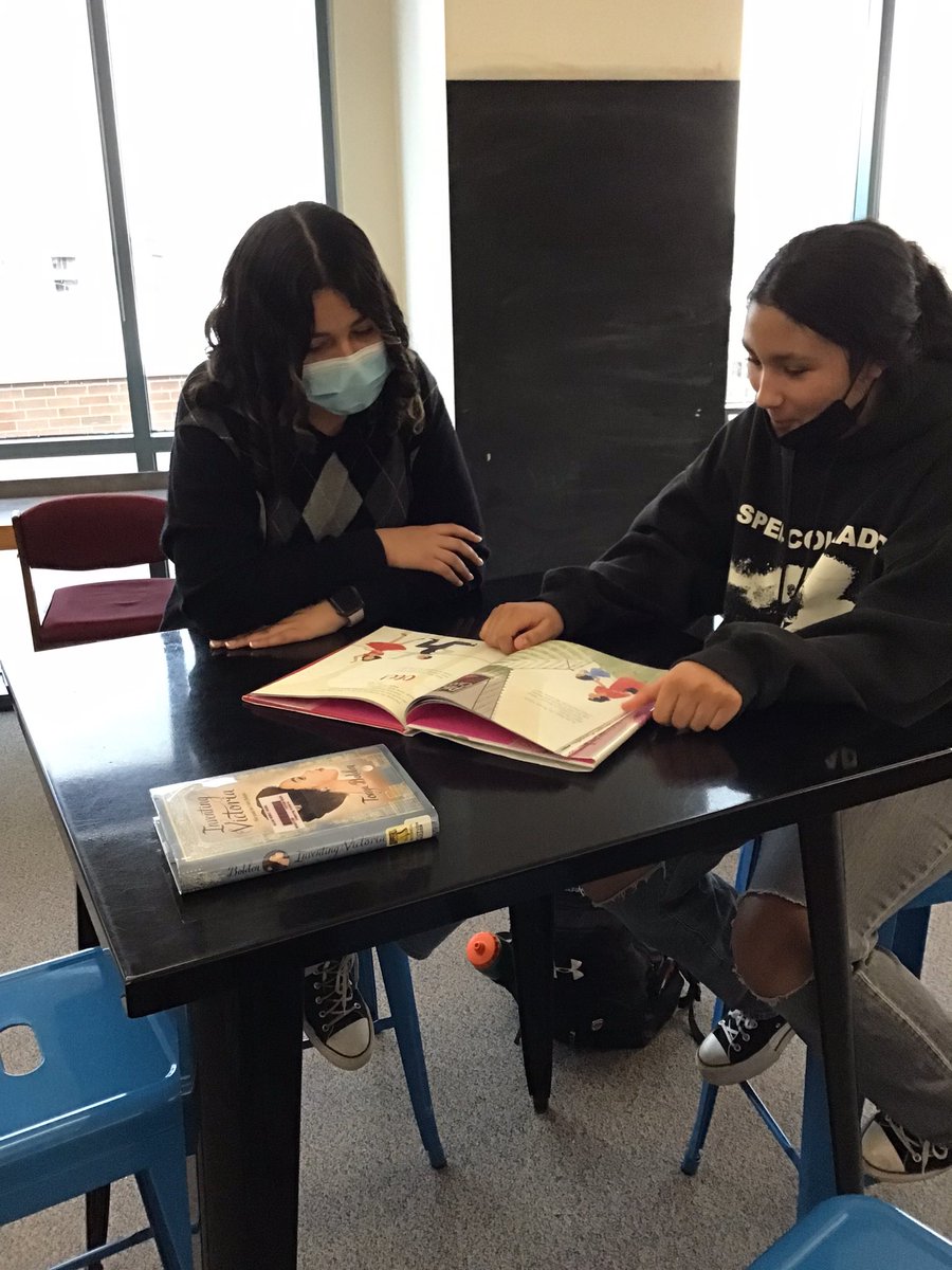 jamie_winchell's tweet photo. #WomenHistoryMonth in the Julian Library this year is DIY: read, make a card for an extraordinary woman you know, matching, and guess the name of the extraordinary woman. Work together, alone, go in any order, but do it all!  #oakpark97 #libraries97 @OakPark97 https://t.co/BBLupaiK8V