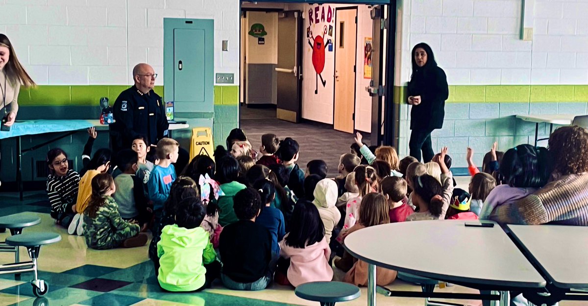 Exciting morning for kindergarten ~ Chief Zinser <a href="/cityofnovi/">City of Novi</a> was a guest reader for March is Reading month! Thank you <a href="/ChiefZinser/">Erick Zinser</a>! 📖💚 #NoviPride