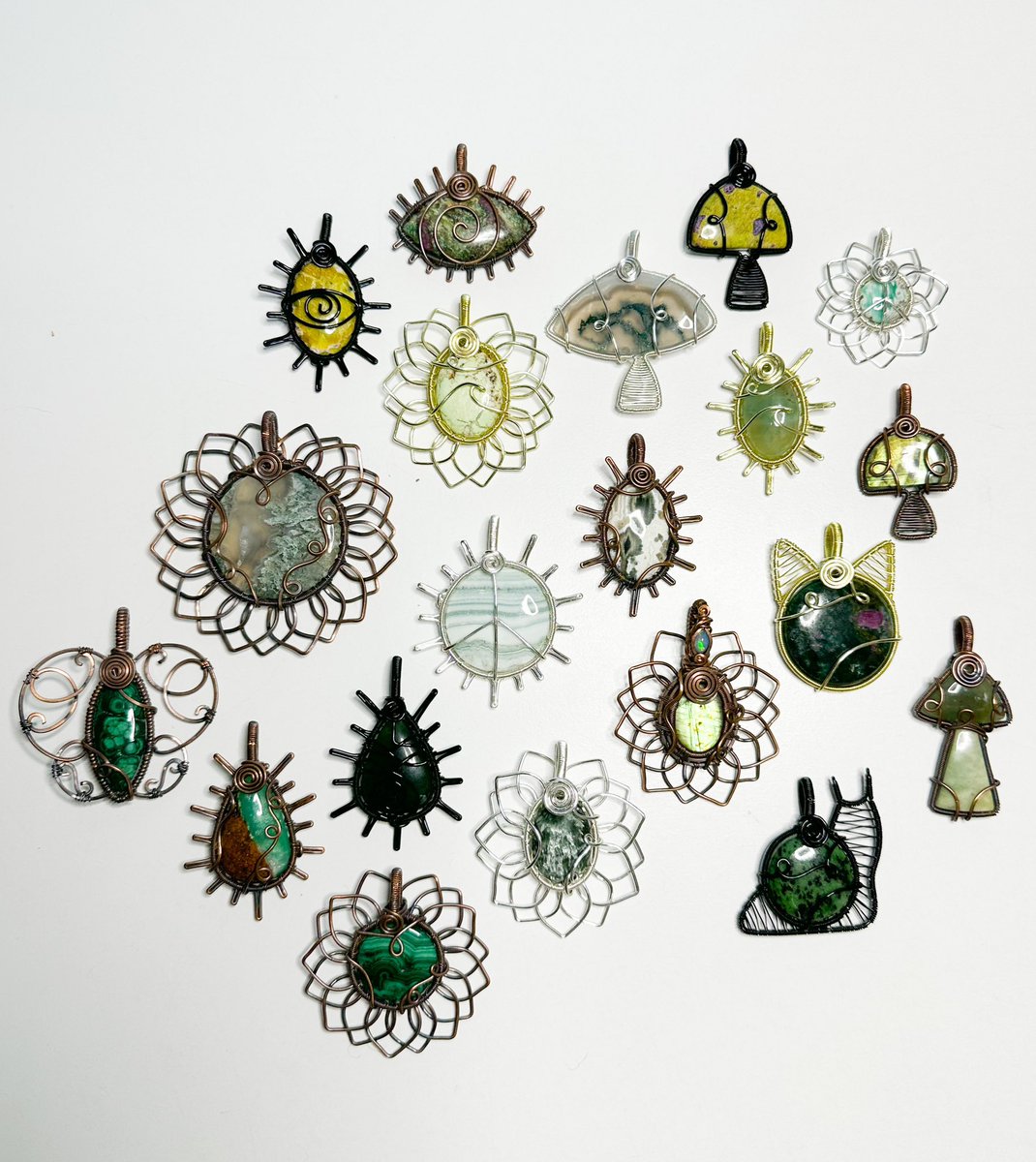 mildhippie's tweet image. the crystals        🦎🌳🐛          the pendants

“enchanted forest” collection coming to my shop March 10th 8pm eastern time &amp;lt;3