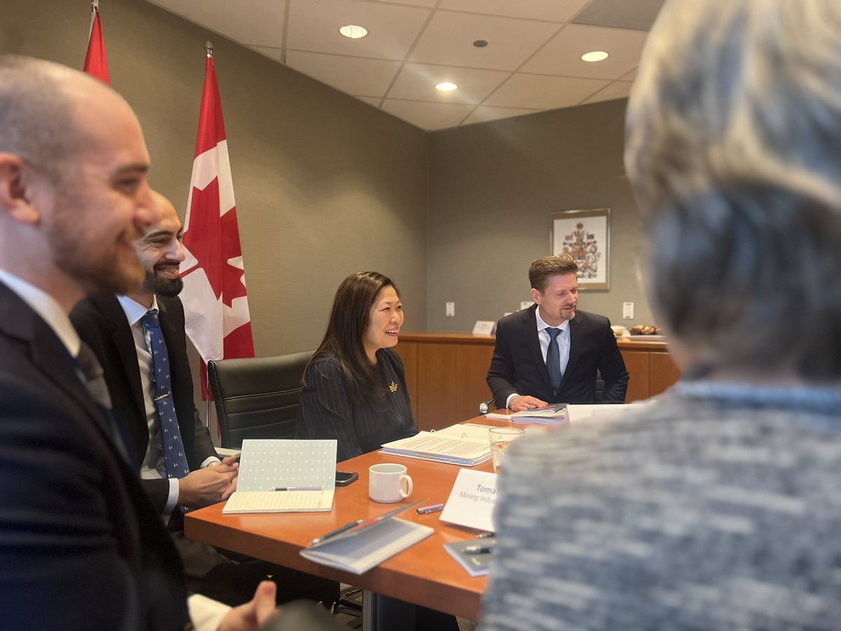 Le Canada a une marque solide dans le monde, et cela inclut l'exploitation minière durable. Je suis ici à #PDAC aujourd'hui pour rencontrer des partenaires et des collègues de l'industrie, qui travaillent ensemble pour diriger l'avenir de l'exploitation minière autour du 🌎