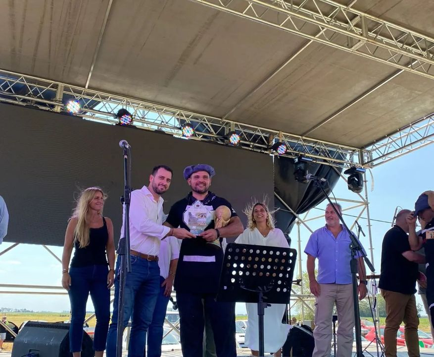 KovacevichOk's tweet photo. Participamos de la "Fiesta Tradicional Muguetense del Lechón".
La misma contó con concurso de asadores, museo del inmigrante, paseo de artesanos y actuaciones musicales, destacando la identidad cultural y productiva de la localidad, la región y la provincia de #SantaFe https://t.co/SitUxJVIpu